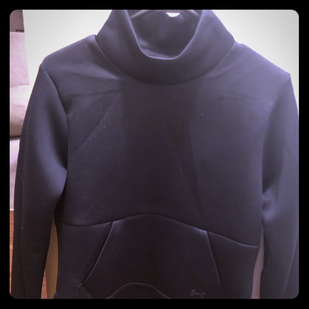 Under armor women’s black pullover!!